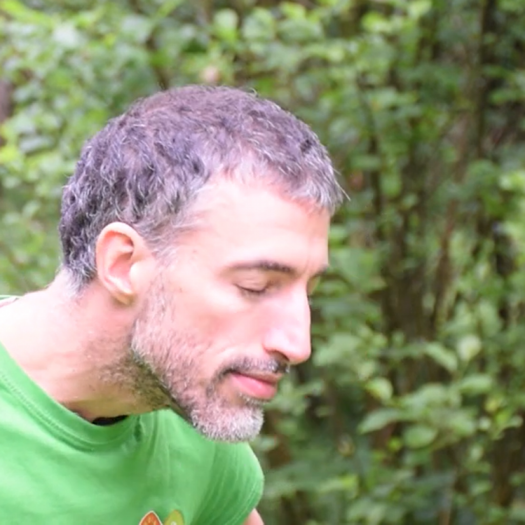 Kratke vaje sproščanja – Sprostitev vratu – Projekt Dihamo z naravo