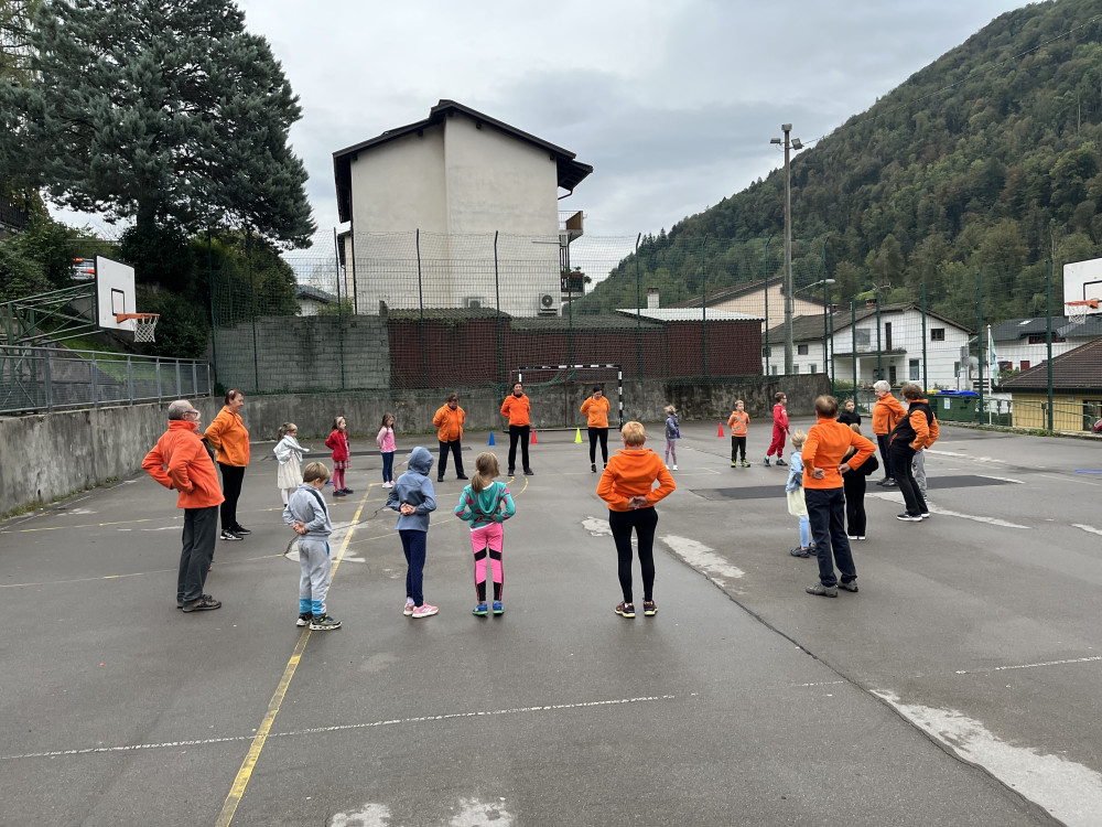 Skupina DŠZ Most na Soči na jutranji telovadbi v OŠ Most na Soči